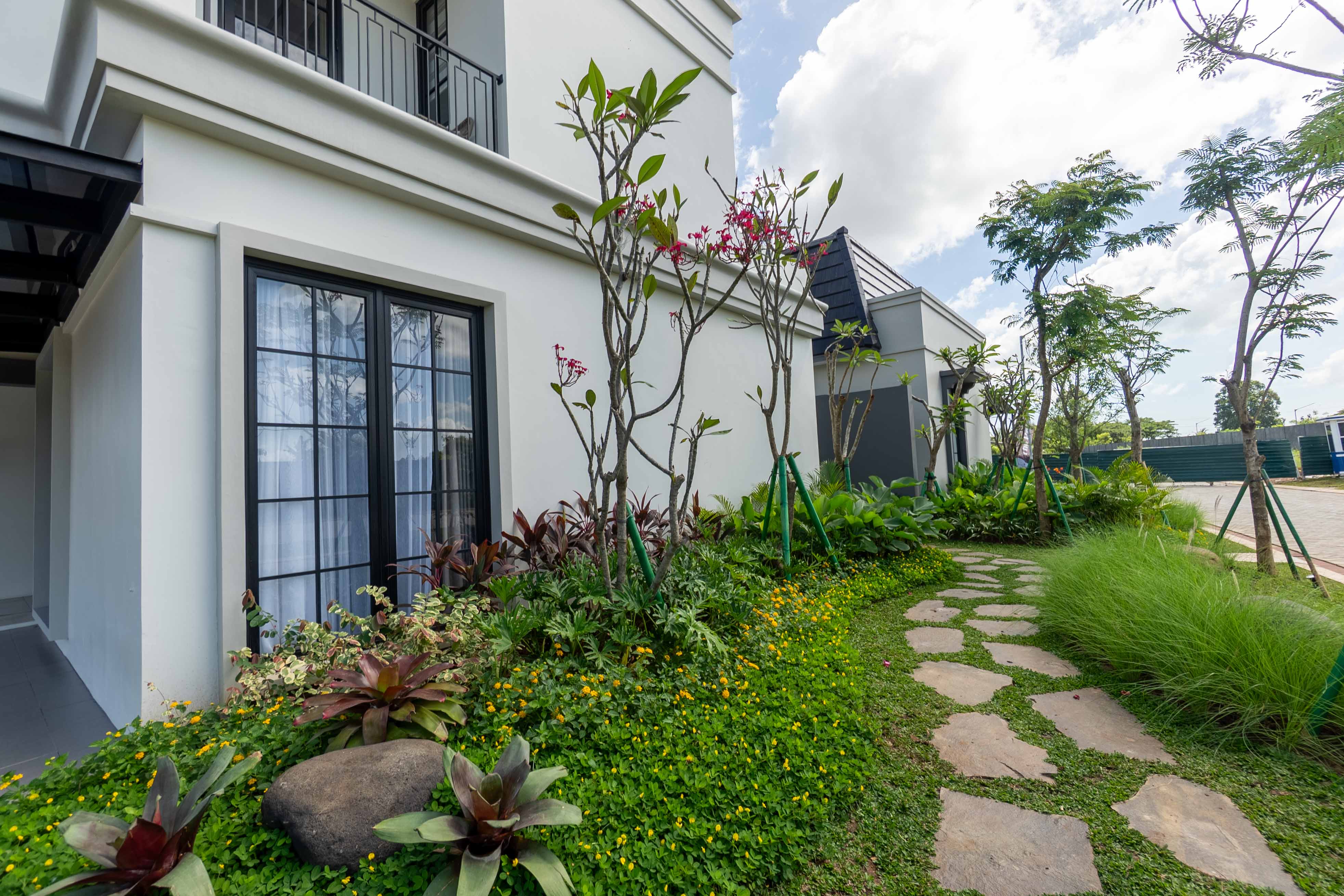 Taman Samping Vinca